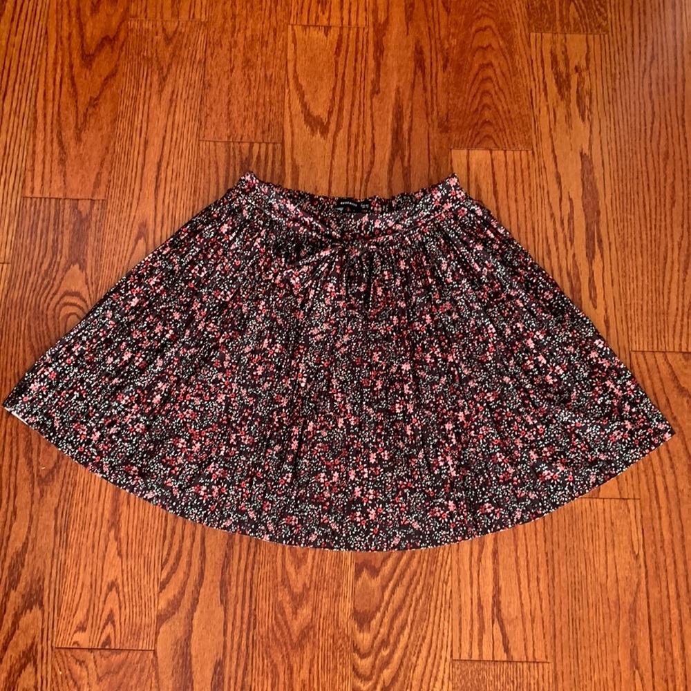 Reserved Ribbed Floral Skirt with front bowtie tie.